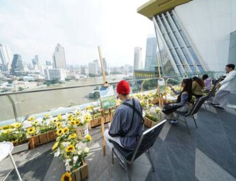 ไอคอนสยาม ชวนสัมผัสเสน่ห์งานศิลป์ ส่งท้ายปีในงาน “Gallop Into 2026 – X’mas & New Year Art Market”