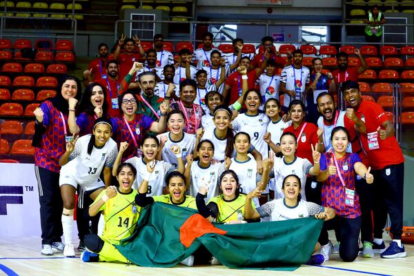 บังคลาเทศ ฟอร์มโหด! ถล่ม 14-1 ผงาดแชมป์ฟุตซอลหญิง SAFF 2026 ที่กรุงเทพฯ — “โค้ชเอก” พาภูฏานคว้าที่ 3 “บิ๊กป๋อม” ร่วมมอบรางวัล