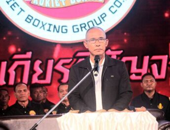 พลตรีณัฏฐ์ ศรีอินทร์ รองแม่ทัพภาค 2 ประธานเปิด “น้ำยืนไฟต์”คู่เอก”พยัคฆ์ดำ” น็อค “เจสเปอร์” ยก 3 มหกรรมมวยไทยนานาชาติ อ.น้ำยืน จ.อุบลราชธานี