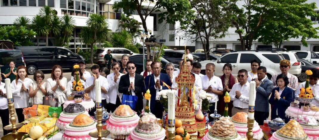 สนท. จัดพิธีบวงสรวงองค์พระสยามเทวาธิราช เสริมความเป็นสิริมงคลแก่องค์กรและสมาชิก