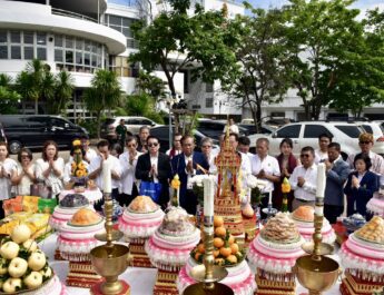 สนท. จัดพิธีบวงสรวงองค์พระสยามเทวาธิราช เสริมความเป็นสิริมงคลแก่องค์กรและสมาชิก