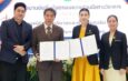 ดร.ณัฏฐ์ ธีรณัฐสุภานนท์ ประธานมูลนิธิธรรมาภิบาลและต่อต้านทุจริต ร่วมลงนามบันทึกข้อตกลง (MOU) พัฒนางานด้านวิชาการ พัฒนาบุคลากร โครงการผู้เรียนกับนางสาวติรวดี รัตนตถิกุล รองผู้อำนวยการโรงเรียนรัตนโกสินทร์สมโภชบางเขน