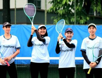 5 นักหวดสาวซอฟท์เทนนิสทีมชาติไทย ชุดลุยศึกเอเชี่ยนเกมส์ที่เมืองนาโงย่า ประเทศญี่ปุ่น ซ้อมเข้ม นางอุดมลักษณ์ ศิริกุลเลิศรัฐ นายกสมาคมกีฬาซอฟท์เทนนิสแห่งประเทศไทย หวังลุ้นเหรียญรางวัลฝากแฟนกีฬาชาวไทย