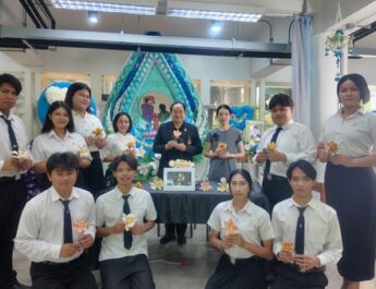 ราชมงคลธัญบุรีรวมพลัง ประดิษฐ์ดอกไม้จันทน์ 3 แบบในพระนาม “ควีนสิริกิติ์”