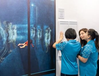 ศิลปะที่มองผ่านปลายนิ้ว ยูโอบีนำ “ศิลปะสัมผัสได้” สู่หอศิลปกรุงเทพฯจากภาพวาดบนผืนผ้าใบสู่ผลงานนูนต่ำสามมิติ