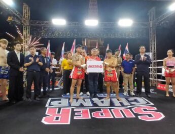 พล.ต.ท.ไตรรงค์ ผิวพรรณ ผและ ดร.หิมาลัย ผิวพรรณ ร่วมเป็นประธานอำนวยการและประธานจัดการแข่งขัน”มหกรรมมวยไทยนานาชาติ วันกตัญญูบูรพาจารย์หลวงพ่อคูณ ปริสุทโธ” ที่ เวทีมวยชั่วคราววัดบ้านไร่ จ.นครราชสีมา